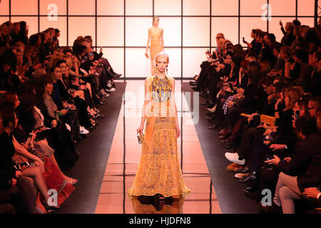 Paris, Frankreich. 24. Januar 2017. Ein Model trägt eine Kreation von italienischen Designer Giorgio Armani im Rahmen von Giorgio Armani Privé Kollektion Frühjahr/Sommer 2017 präsentiert während der Haute Couture Fashionweek in Paris, 24. Januar 2017. Foto: Hendrik Ballhausen - NO-Draht-SERVICE - Foto: Hendrik Ballhausen/Dpa/Alamy Live News Stockfoto