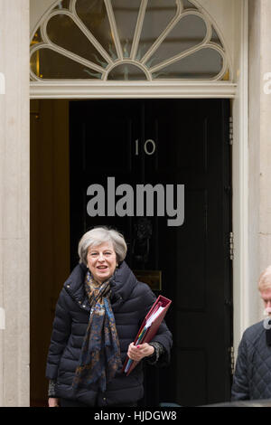 London, UK. 25. Januar 2017. Theresa kann, der britische Premierminister, 10 Downing Street zu verlassen, die offizielle Residenz und das Amt des britischen Premierministers, Prime Minister Fragestunde im House Of Commons zu gehen. London, UK. Bildnachweis: Alex MacNaughton/Alamy Live-Nachrichten Stockfoto