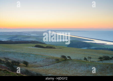 Klaren Sonnenaufgang von Abbotsbury Hügel, in der Nähe von Abbotsbury, Dorset, UK. 25. Januar 2017. Eine bunte Winter Sonnenaufgang von Abbotsbury Hügel mit Blick in Richtung Portland, The Fleet und Chesil Beach. © Dan Tucker/Alamy Live-Nachrichten Stockfoto