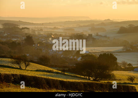 Klaren Sonnenaufgang von Abbotsbury Hügel, in der Nähe von Abbotsbury, Dorset, UK. 25. Januar 2017. Eine bunte Winter Sonnenaufgang von Abbotsbury Hügel mit Blick in Richtung Abbotsbury. © Dan Tucker/Alamy Live-Nachrichten Stockfoto