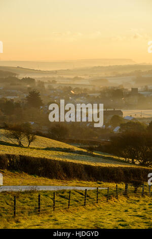 Klaren Sonnenaufgang von Abbotsbury Hügel, in der Nähe von Abbotsbury, Dorset, UK. 25. Januar 2017. Eine bunte Winter Sonnenaufgang von Abbotsbury Hügel mit Blick in Richtung Abbotsbury. © Dan Tucker/Alamy Live-Nachrichten Stockfoto