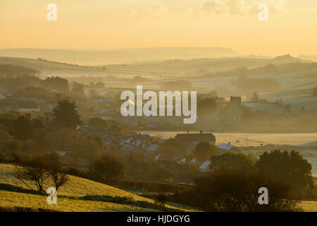 Klaren Sonnenaufgang von Abbotsbury Hügel, in der Nähe von Abbotsbury, Dorset, UK. 25. Januar 2017. Eine bunte Winter Sonnenaufgang von Abbotsbury Hügel mit Blick in Richtung Abbotsbury. © Dan Tucker/Alamy Live-Nachrichten Stockfoto