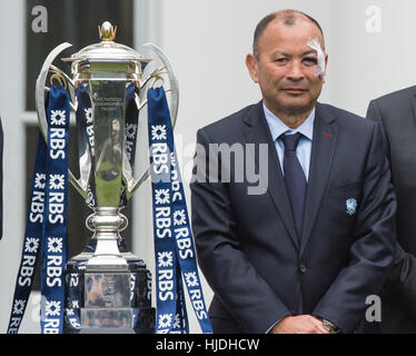 London, UK. 25. Januar 2017. England-Trainer Eddie Jones mit den sechs Nationen-Pokal bei der Vorstellung der RBS 6 Nations Championship bei der Hurlingham Club London Credit: Alan D West/Alamy Live News Stockfoto