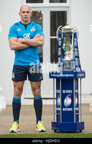 London, UK. 25. Januar 2017. Sergio Parisse (Italien) mit den sechs Nationen-Pokal bei der Vorstellung der RBS 6 Nations Championship bei der Hurlingham Club London Credit: Alan D West/Alamy Live News Stockfoto