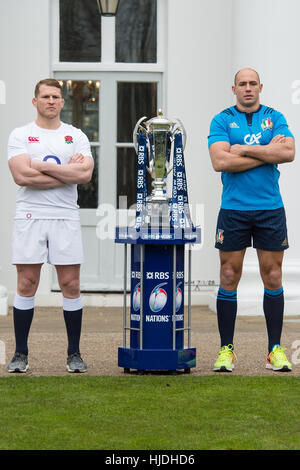 London, UK. 25. Januar 2017. Team-Captains, Dylan Hartley (England) und Sergio Parisse (Italien) mit den sechs Nationen-Pokal bei der Vorstellung der RBS 6 Nations Championship bei der Hurlingham Club London Credit: Alan D West/Alamy Live News Stockfoto