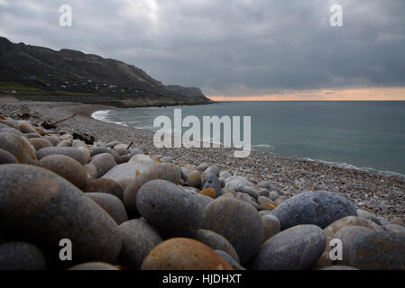 Grauen Himmel über Chesil Cove, Portland, Dorset, UK Stockfoto