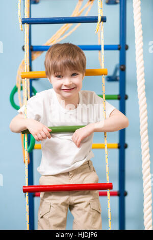 Strickleiter in Hinterhof, Sommerzeit, Seil klettern junge Stockfoto