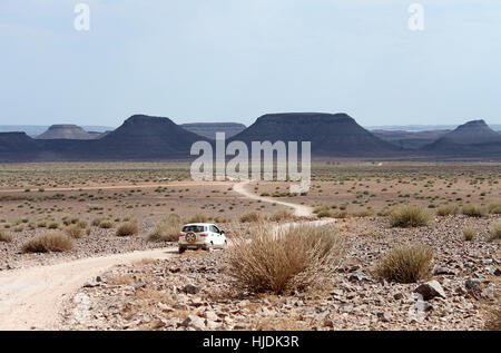 Auto Reisen in Richtung der Landebahn für Touristen in Fish River Canyon Lodge Stockfoto