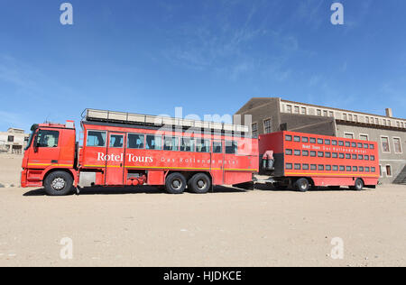 Rotel Tours mobile Hotel geparkt bei Kolmanskop in Namibia Stockfoto