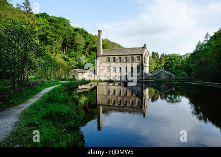 Alten Mühlengebäude sich perfekt im Wasser wider. Stockfoto