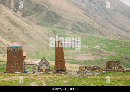 Kloster und alten alten steinernen Wachturm In Abano Dorf In Truso Schlucht In Mzcheta-Mtianeti Region, Georgia. Berge In Truso Schlucht, Kasbegi Distr Stockfoto