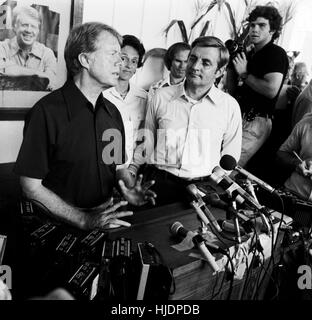 1976 demokratischen Präsidentenkandidaten Jimmy Carter und sein laufender Gehilfe Walter 'Fritz' Mondale mit Frau Joan, sprechen mit der Presse an der Plains, Georgia Bahnbetriebswerk. Stockfoto