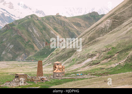 Kloster und alten alten steinernen Wachturm In Abano Dorf In Truso Schlucht In Mzcheta-Mtianeti Region, Georgia. Berge In Truso Schlucht, Kasbegi Distr Stockfoto