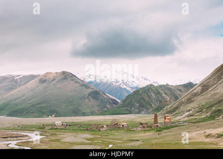 Kloster und alten alten steinernen Wachturm In Abano Dorf In Truso Schlucht In Mzcheta-Mtianeti Region, Georgia. Berge In Truso Schlucht, Kasbegi Distr Stockfoto