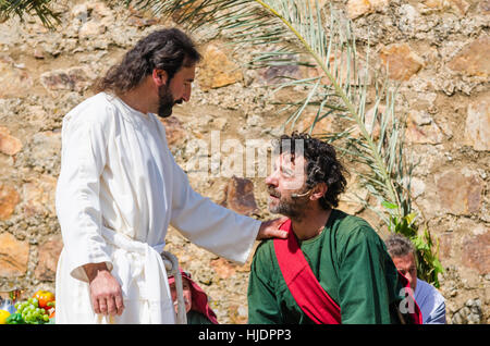 Alburquerque, Spanien - 3. April 2015: eine Gruppe von Schauspielern, die Darstellung der Kreuzigung Christi in Alburquerque am Heiligen Freitag Stockfoto