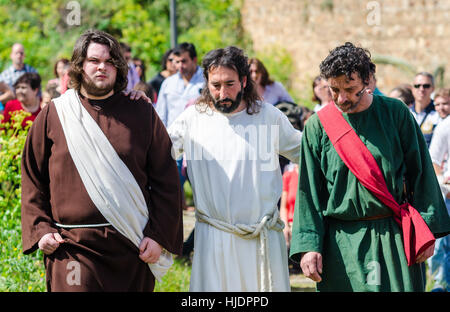 Alburquerque, Spanien - 3. April 2015: eine Gruppe von Schauspielern, die Darstellung der Kreuzigung Christi in Alburquerque am Heiligen Freitag Stockfoto