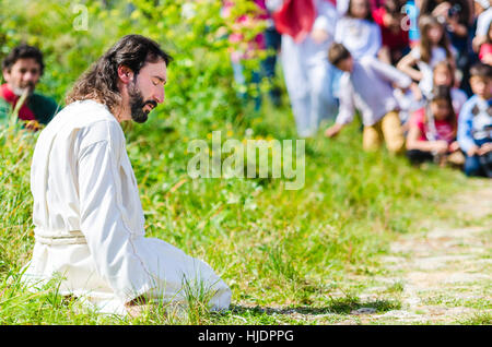 Alburquerque, Spanien - 3. April 2015: eine Gruppe von Schauspielern, die Darstellung der Kreuzigung Christi in Alburquerque am Heiligen Freitag Stockfoto