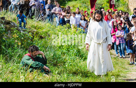 Alburquerque, Spanien - 3. April 2015: eine Gruppe von Schauspielern, die Darstellung der Kreuzigung Christi in Alburquerque am Heiligen Freitag Stockfoto