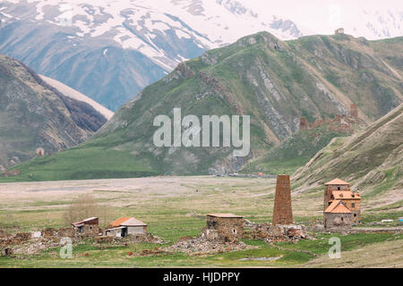 Kloster und alten alten steinernen Wachturm In Abano Dorf In Truso Schlucht In Mzcheta-Mtianeti Region, Georgia. Berge In Truso Schlucht, Kasbegi Distr Stockfoto