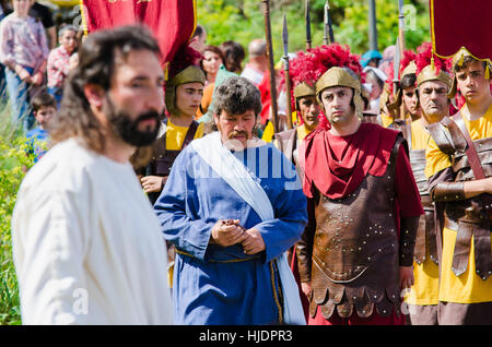 Alburquerque, Spanien - 3. April 2015: eine Gruppe von Schauspielern, die Darstellung der Kreuzigung Christi in Alburquerque am Heiligen Freitag Stockfoto