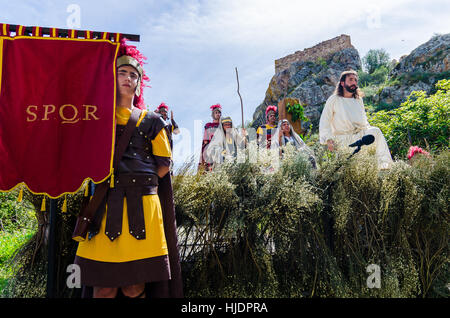 Alburquerque, Spanien - 3. April 2015: eine Gruppe von Schauspielern, die Darstellung der Kreuzigung Christi in Alburquerque am Heiligen Freitag Stockfoto