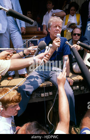 Präsident Jimmy Carter - hält auf Urlaub in seiner Heimatstadt Plains, Georgia - eine sehr informelle Pressekonferenz während der Sitzung auf der Fracht-Plattform von der alten Ebenen Bahnbetriebswerk. Stockfoto