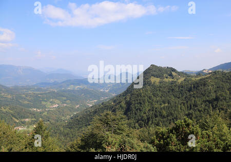 herrliches Panorama auf das Tal und die Berge, die Stadt Vicenza in Norditalien Stockfoto