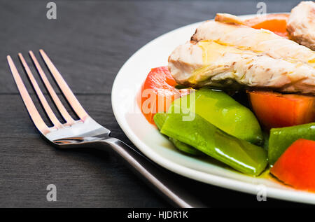 Makrele mit Salat auf weißen Teller Stockfoto