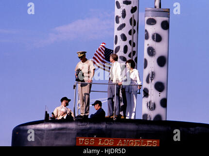 Präsident Jimmy Carter, First Lady Rosalynn Carter und Admiral Hyman Rickover - bekannt als "Vater der nuklearen Marine", an Bord der US-nukleare u-Boot-Los Angeles in Port Canaveral, Florida. Nach dem Boarding verließ der Los Angeles für einen Nachmittag der Seeversuche. Präsident Carter diente unter Rickover während seine Marinekarriere. Stockfoto