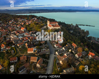 Luftbild von Tihany Kloster und Dorf am Plattensee in Ungarn Stockfoto