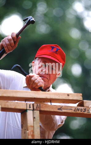 Der ehemalige Präsident Jimmy Carter arbeitet an Lebensraum für Menschlichkeit Haus in Atlanta, Georgia. Carter ist ein Gründungsmitglied des Board und weltweiter Botschafter für die gemeinnützige. Stockfoto