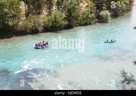 Rafting auf dem Bergfluss auf Schlauchbooten in der Türkei. Stockfoto