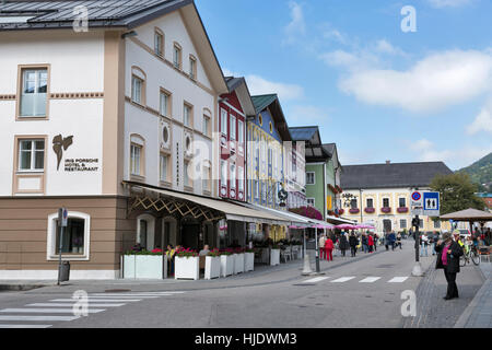 MONDSEE, Österreich - 10. September 2015: Unbekannte Leute Fuß entlang der malerischen Straße in Oberösterreich. Mondsee Abbey Klosterkirche diente Stockfoto