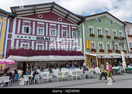 MONDSEE, Österreich - 10. September 2015: Unbekannte Leute Fuß entlang der malerischen Straße in Oberösterreich. Mondsee Abbey Klosterkirche diente Stockfoto