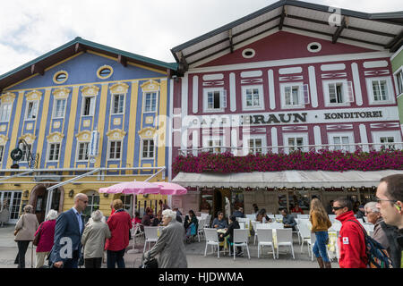 MONDSEE, Österreich - 10. September 2015: Unbekannte Leute Fuß entlang der malerischen Straße in Oberösterreich. Mondsee Abbey Klosterkirche diente Stockfoto