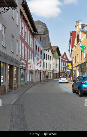 MONDSEE, Österreich - 10. September 2015: Malerische Straße von der Spa Mondsee in Oberösterreich. Mondsee Abbey Klosterkirche diente der si Stockfoto