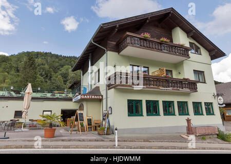 UNTERACH, Österreich - 10. September 2015: Seestern Pension Fassade an der Seepromenade Mondsee. Unterach ist ein Dorf im Land Oberösterreich auf der Stockfoto