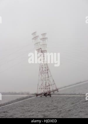 Funkturm. Radar-Linien mit Himmel im Hintergrund. Doppelbelichtung Stockfoto