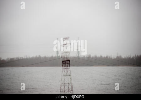 Funkturm. Radar-Linien mit Himmel im Hintergrund. Doppelbelichtung Stockfoto