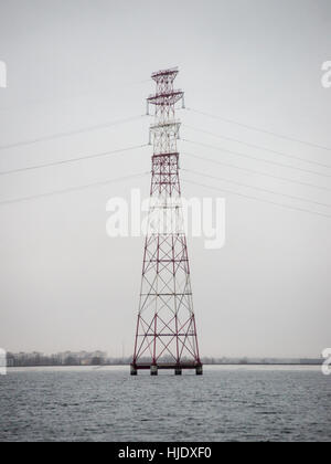 Funkturm. Radar-Linien mit Himmel im Hintergrund Stockfoto