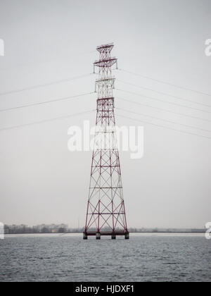 Funkturm. Radar-Linien mit Himmel im Hintergrund Stockfoto