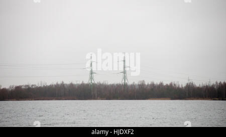 Funkturm. Radar-Linien mit Himmel im Hintergrund Stockfoto