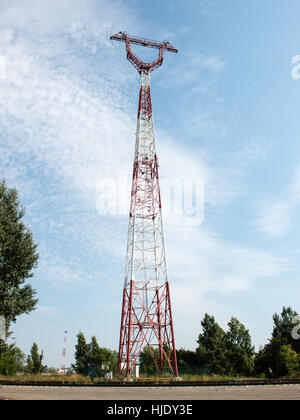 Funkturm. Radar-Linien mit Himmel im Hintergrund Stockfoto