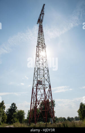 Funkturm. Radar-Linien mit Himmel im Hintergrund Stockfoto