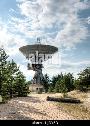 Funkturm. Radar-Linien mit Himmel im Hintergrund Stockfoto