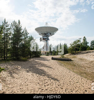 Funkturm. Radar-Linien mit Himmel im Hintergrund Stockfoto