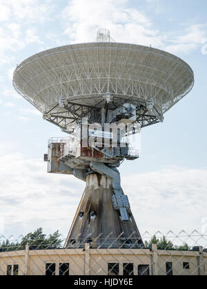 Funkturm. Radar-Linien mit Himmel im Hintergrund Stockfoto