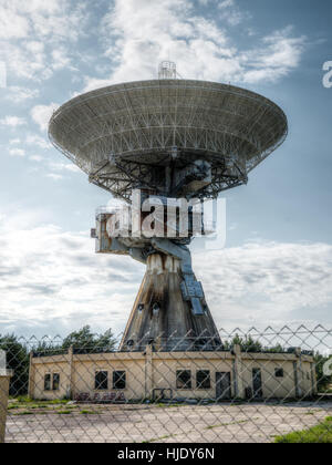 Funkturm. Radar-Linien mit Himmel im Hintergrund Stockfoto