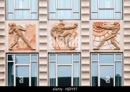 Art-Deco-Reliefs auf Gebäude für die General Electric Company in den 1930er Jahren gebaut.  Später die Büros von Andrews Leber Salzen. Gallowgate, Newcastle. Stockfoto