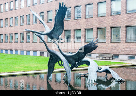 Schwäne im Flug von David Wynne im Civic Centre, Newcastle Upon Tyne.  Bronze, 1968. Stockfoto